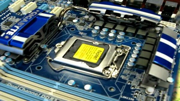 Linus Tech Tips - S2009E07 - Gigabyte P55-UD4P P55 LGA1156 Core i5 Motherboard Unboxing