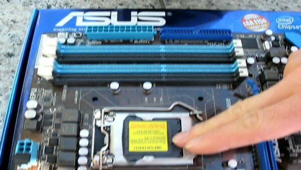Linus Tech Tips - S2009E25 - ASUS P7P55D LE P55 LGA1156 Core i5 Motherboard Unboxing