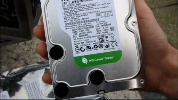 Linus Tech Tips - S2010E73 - Western Digital 1TB Caviar Green Advanced Format Hard Drive Unboxing & First Look