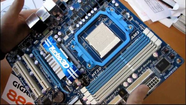 Linus Tech Tips - S2010E166 - Gigabyte 880GM-UD2H 880G Phenom II X6 Ready Motherboard Unboxing & First Look