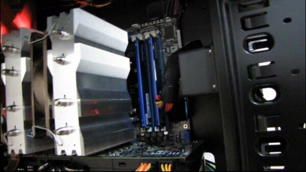 Linus Tech Tips - S2010E250 - Antec Dark Fleet DF-85 Closer Look & nVidia GeForce 3D Vision Surround Build Inside