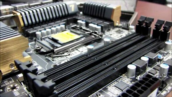 Linus Tech Tips - S2011E11 - Gigabyte P67A-UD7 P67 LGA1155 Sandy Bridge SLI Motherboard Unboxing & First Look