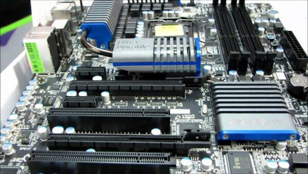 Linus Tech Tips - S2011E23 - Gigabyte P67A-UD5 P67 LGA1155 Sandy Bridge SLI Motherboard Unboxing & First Look