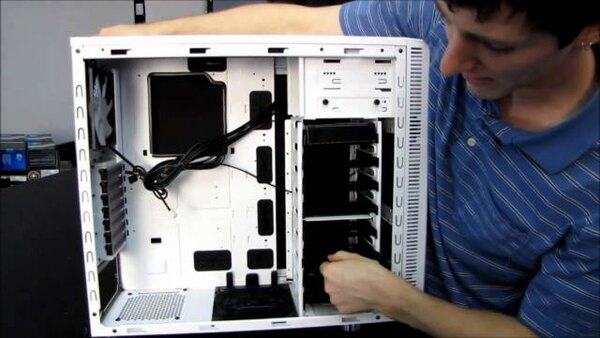 Linus Tech Tips - S2011E35 - Fractal Design Define R3 Arctic White Silent Computer Case Unboxing & First Look