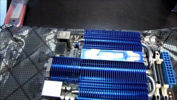 Linus Tech Tips - S2011E75 - ASUS AT5IONT-I Atom D525 NVIDIA ION2 Motherboard Unboxing & First Look