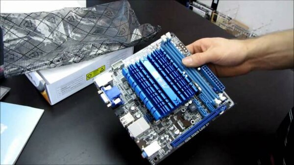 Linus Tech Tips - S2011E94 - ASUS AT3ION-T Atom 330 NVIDIA ION ITX Motherboard Unboxing & First Look