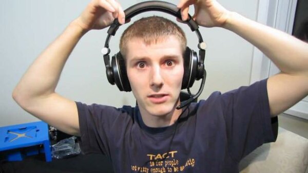 Linus Tech Tips - S2011E156 - Corsair HS1A Gaming PC Headset Unboxing & First Look