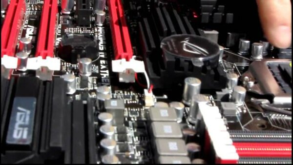 Linus Tech Tips - S2011E171 - ASUS Maximus IV Extreme P67 SLI Gaming Motherboard Unboxing & First Look