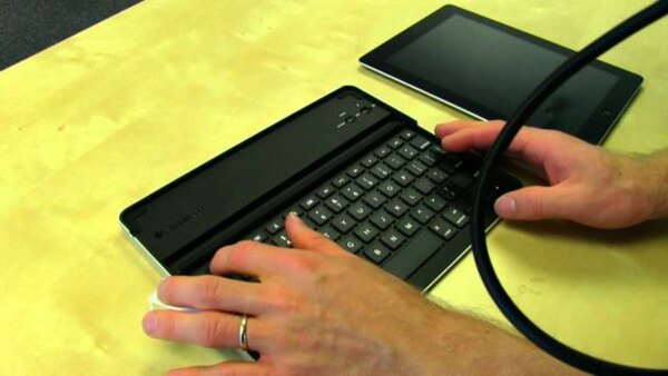 Linus Tech Tips - S2011E241 - Logitech Keyboard Case for iPad2 Unboxing & First Look