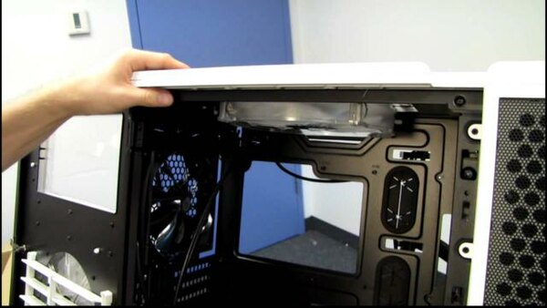 Linus Tech Tips - S2011E273 - Thermaltake Level 10 GT Snow Edition Unboxing & First Look