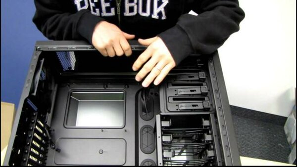 Linus Tech Tips - S2011E334 - Corsair Carbide 400R Gaming Case Unboxing & First Look