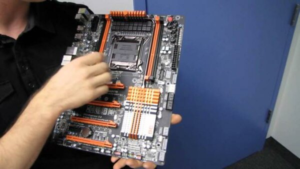 Linus Tech Tips - S2011E373 - Gigabyte X79-UD7 SLI Gaming Overclocking Motherboard Unboxing & First Look