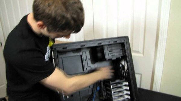 Linus Tech Tips - S2012E49 - Fractal Design Arc Midi Gaming Case Unboxing & First Look