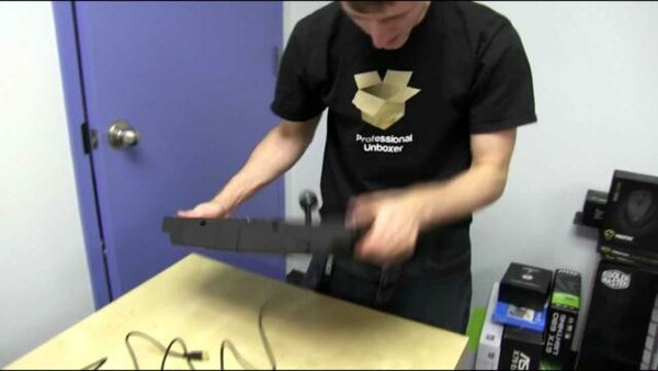 Linus Tech Tips - S2012E314 - HORI Fighting Edge Fight Stick Unboxing & First Look