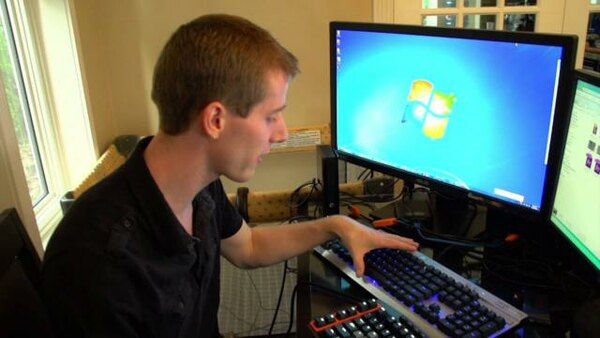 Linus Tech Tips - S2012E320 - Logitech G710+ Mechanical Gaming Keyboard Unboxing & First Look