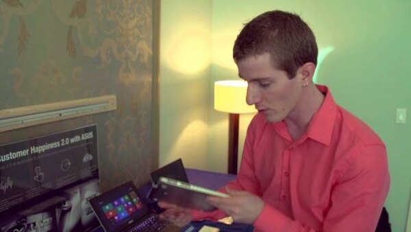 Linus Tech Tips - S2013E10 - ASUS TX300 Transformer Book Tablet Windows 8 - CES 2013