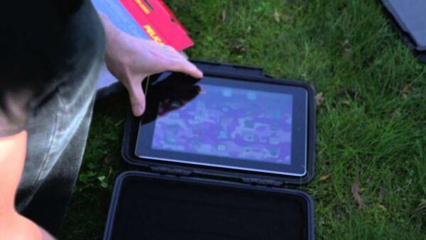 Linus Tech Tips - S2013E184 - Pelican 1065cc iPad Tablet Case Unboxing & Torture Test