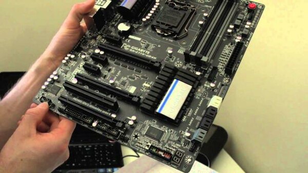 Linus Tech Tips - S2013E206 - Gigabyte Z77X-UD4H Motherboard Unboxing & Overview