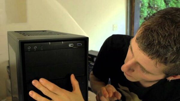 Linus Tech Tips - S2013E237 - Corsair Obsidian 350D mATX Gaming Case Unboxing & Overview