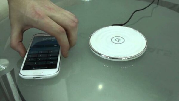 Linus Tech Tips - S2013E295 - Zalman Zalbar Dash Cam, Qi Wireless Phone Charger - Computex 2013