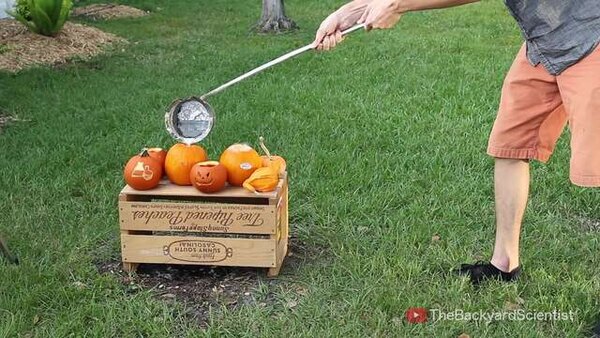 TheBackyardScientist - S2015E25 - Pouring molten Aluminum into a Pumpkin (cooled with liquid nitrogen!!!)