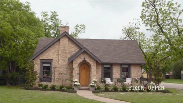 Fixer Upper - S05E01 - Austin Couple Finds Waco Charm