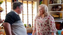 Young Sheldon - Episode 9 - The Yips and an Oddly Hypnotic Bohemian