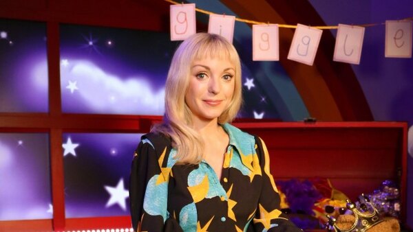 CBeebies Bedtime Stories - S2019E13 - Helen George - Is It the Way You Giggle?