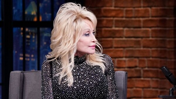 Late Night with Seth Meyers - S07E32 - Dolly Parton, Tobias Menzies, Rep. Ro Khanna