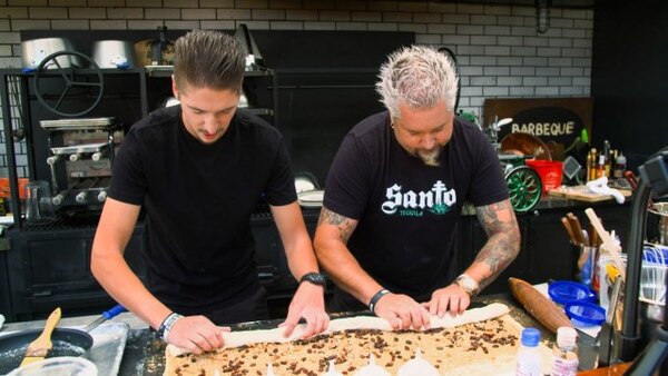 Diners, Drive-ins and Dives - S38E10 - Takeout: Goin' Big and Bringin' Home