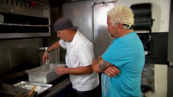 Diners, Drive-ins and Dives - S15E12 - Pubs and Grub