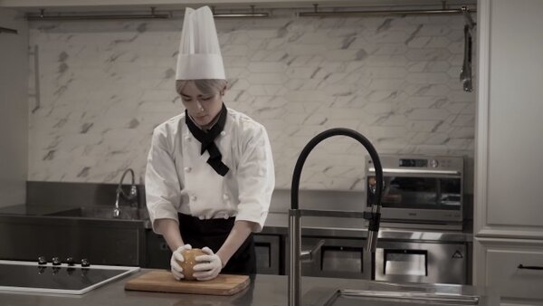 WayV - S2021E42 - [WayV-ariety] The Lonely Master Chef XIAO | Pear with Rock Sugar