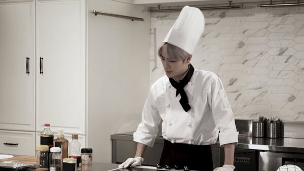 WayV - S2021E44 - [WayV-ariety] The Lonely Master Chef XIAO | Grilled Squid