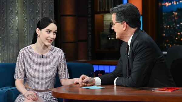 The Late Show with Stephen Colbert - S08E69 - Rachel Brosnahan, Murray Bartlett