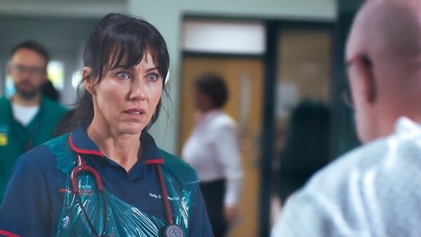 Casualty - S37E33 - Armour-Plated