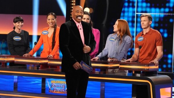 Celebrity Family Feud - S10E01 - The Cast of Yellowjackets and Gayle King vs. Sophia Bush Hughes