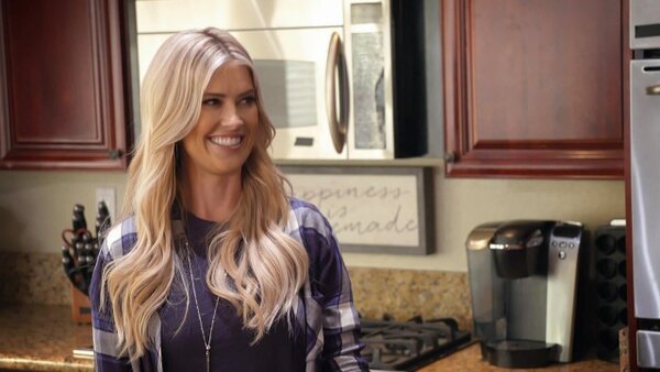 Christina on the Coast - S03E01 - Dysfunctional to Functional Kitchen