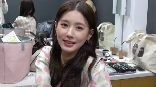 (G)I-DLE I-TALK - S2021E12 - I-TALK #90: Miyeon's Activities in Year 2021- Behind the Scenes