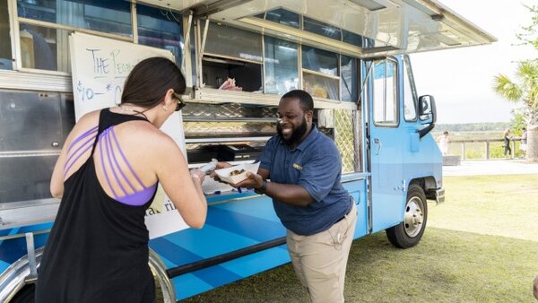 The Great Food Truck Race - S10E02 - Back Nine Barbecue