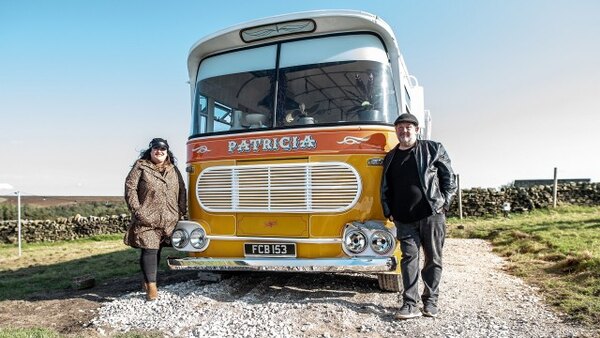 Johnny Vegas: Carry on Glamping - S01E04 - 