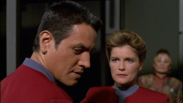 Star Trek: Voyager - S02E11 - Maneuvers