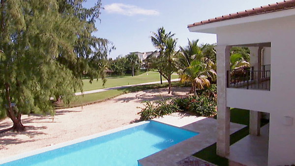 House Hunters International - S35E08 - Choosing Between Sand Traps and Sandy Beaches as a Young Couple Plans a Wedding