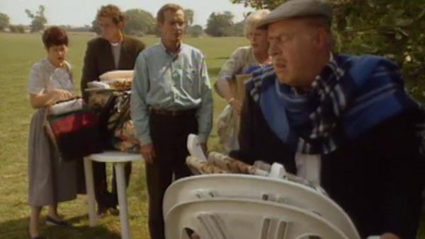 Keeping Up Appearances - S05E04 - A Riverside Picnic