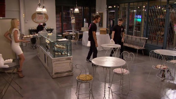 Screencaps of 2 Broke Girls Season 2 Episode 10 Screencaps of 2 Broke Girls Season 2 Episode 10