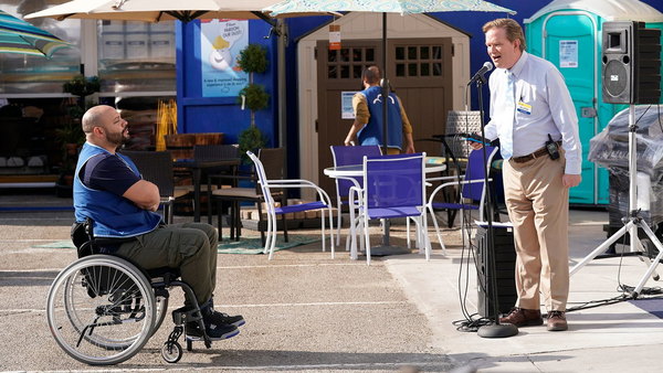 Superstore - S03E01 - Grand Re-Opening