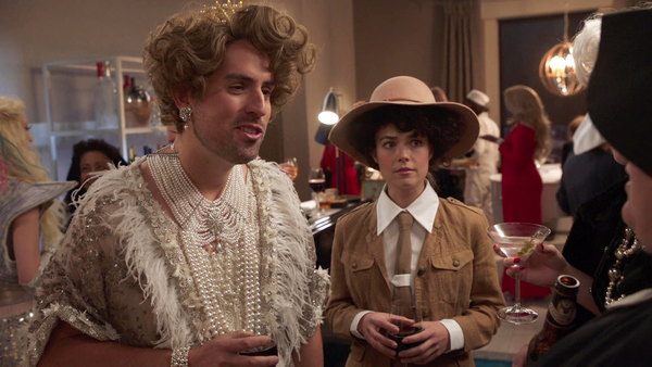 The Mindy Project - S06E05 - Anna & Jeremy's Meryl Streep Costume Party