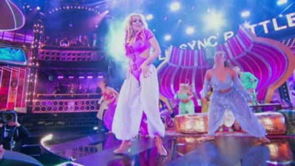 Lip Sync Battle - S04E01 - Christina Aguilera Tribute: Taye Diggs vs. Erika Jayne