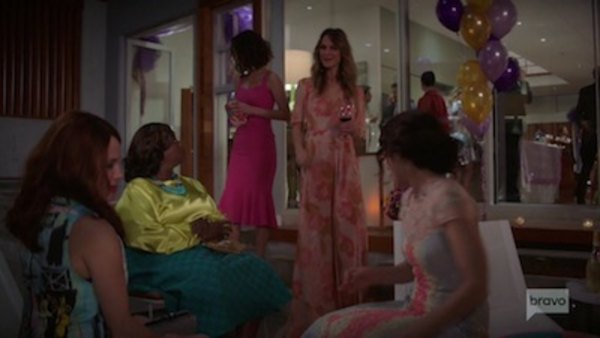 Girlfriends' Guide to Divorce - S05E06 - Rule #1: Keep the Toast Short