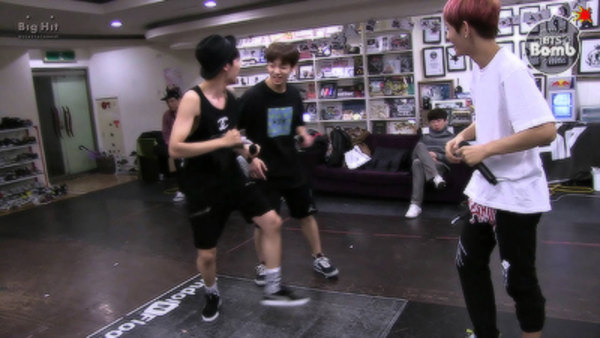 BANGTAN BOMB - S2013E56 - Attack on BTS at dance practice