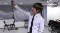 BANGTAN BOMB - Episode 25 - V took a A.R.M.Y Bomb(Fan light)!